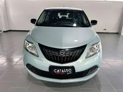 Usata Lancia Ypsilon Gold 69 CV (50 kW) 2024 Blu/azzurro Utilitaria