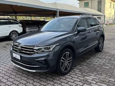 Usata VW Tiguan Elegance 200 CV (147 kW) 2021 Grigio / pastello SUV