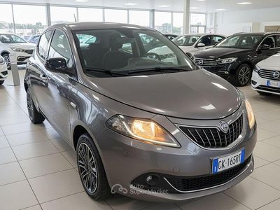 Usata Lancia Ypsilon Gold 69 CV (50 kW) 2022 Grigio pietra metallizzato Utilitaria
