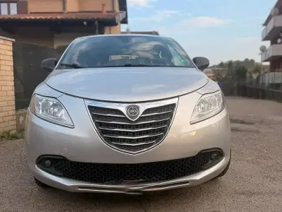 Gebraucht Lancia Ypsilon 69 PS (50 kW) 2014 Grau Kleinwagen