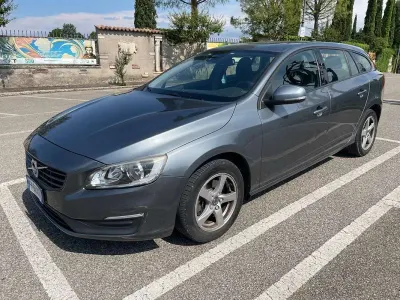 Usata Volvo V60 Business Edition 120 CV (88 kW) 2017 Grigio Station wagon