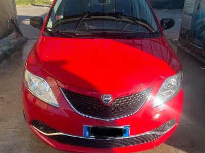Usata Lancia Ypsilon 69 CV (50 kW) 2017 Rosso Utilitaria