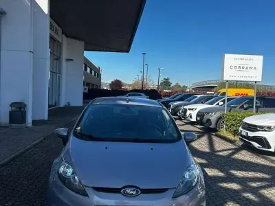 Usata Ford Fiesta Titanium 95 CV (69 kW) 2012 Argento Berlina
