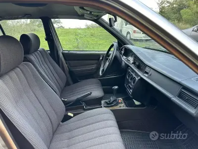 Usata Mercedes 190 105 CV (77 kW) 1988 Grigio Berlina