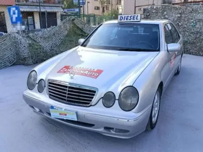 Usata Mercedes E320 Avantgarde 197 CV (144 kW) 2000 Argento Berlina