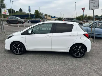 Usata Toyota Yaris Hybrid Style 75 CV (55 kW) 2016 Bianco Berlina