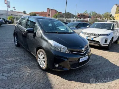 Second-hand Toyota Yaris Active 99 CP (72 kW) 2012 Negru Hatchback
