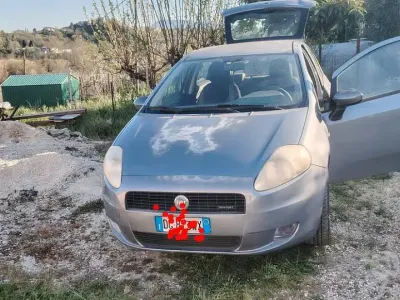 Usata Fiat Grande Punto 75 CV (55 kW) 2005 Grigio Utilitaria