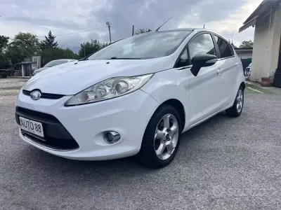 Usata Ford Fiesta Titanium 68 CV (50 kW) 2010 Bianco Berlina