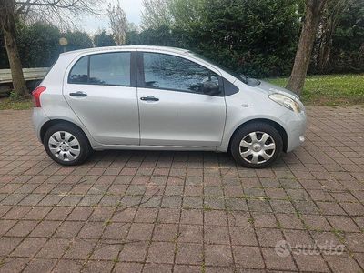 Usata Toyota Yaris 69 CV (50 kW) 2008 Grigio Utilitaria