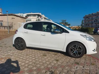 Usata Peugeot 208 68 CV (50 kW) 2013 Bianco Utilitaria
