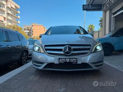 Usata Mercedes B200 Premium 136 CV (100 kW) 2012 Grigio Utilitaria