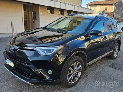 Usata Toyota RAV4 Lounge 155 CV (114 kW) 2017 SUV