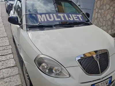 Usado Lancia Ypsilon 75 HP (55 kW) 2011 Branco Citadino