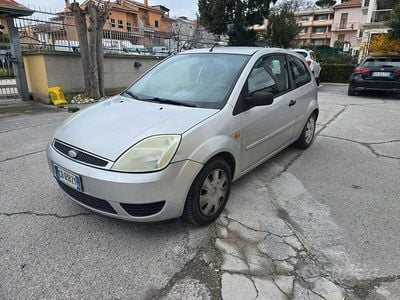 Begagnad Ford Fiesta Ghia 69 HK (50 kW) 2003 Grå Halvkombi