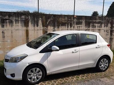 Usata Toyota Yaris Lounge 69 CV (50 kW) 2013 Bianco Utilitaria