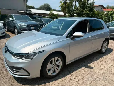Usata VW Golf VIII Life 116 CV (85 kW) 2022 Grigio Berlina