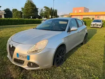 Usata Alfa Romeo Giulietta Exclusive 140 CV (102 kW) 2011 Argento Utilitaria