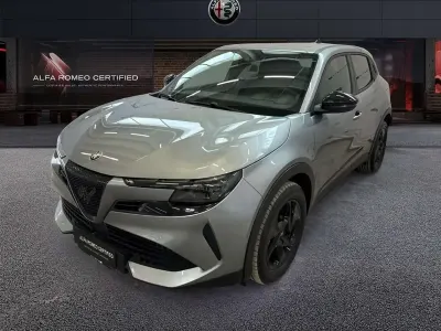 Käytetty Alfa Romeo Junior 136 HP (100 kW) 2025 Harmaa Katumaasturi