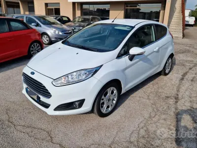 Usata Ford Fiesta Titanium 75 CV (55 kW) 2015 Bianco Utilitaria