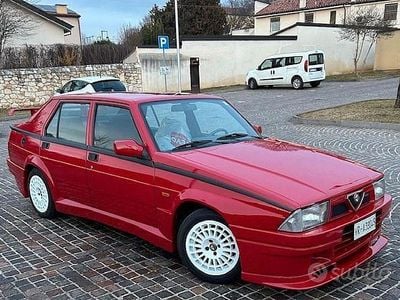 Usata Alfa Romeo 75 105 CV (77 kW) 1991 Rosso Berlina