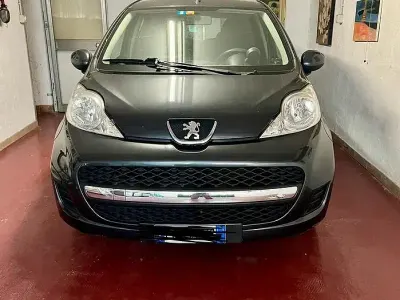 Usata Peugeot 107 68 CV (50 kW) 2011 Grigio Utilitaria