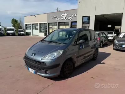 Usata Peugeot 1007 73 CV (53 kW) 2006 Marrone Monovolume