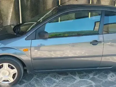 Usata Ford Fiesta 68 CV (50 kW) 2004 Grigio Utilitaria
