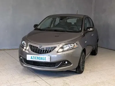 Usado Lancia Ypsilon Gold 70 CV (51 kW) 2023 Gris Utilitario