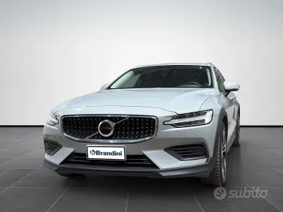 Usata Volvo V60 CC Core 197 CV (144 kW) 2023 Grigio met. Station wagon