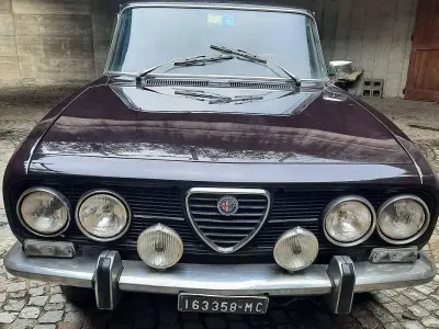 Usado Alfa Romeo 2000 109 CV (80 kW) 1975 Púrpura Berlina