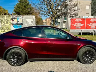 Usata Tesla Model Y Long Range AWD 189 kW (258 CV) 2023 Rosso SUV