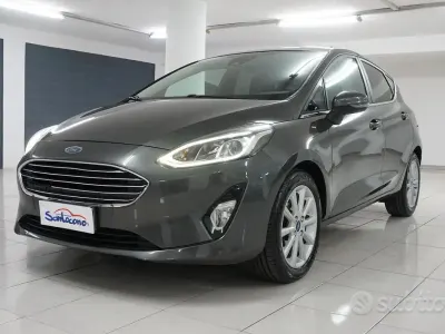 Usata Ford Fiesta Titanium 85 CV (62 kW) 2017 Grigio Utilitaria