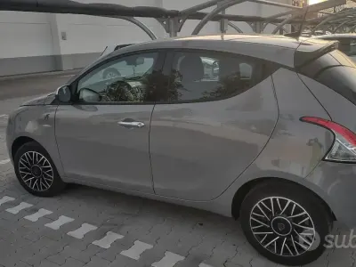 Usata Lancia Ypsilon 69 CV (50 kW) 2023 Grigio Utilitaria