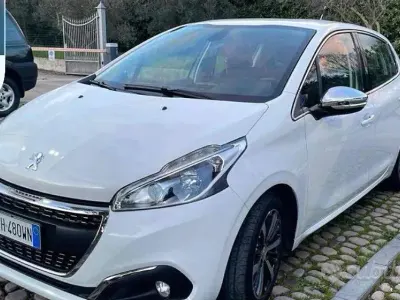 Usata Peugeot 208 Allure 75 CV (55 kW) 2018 Bianco Utilitaria