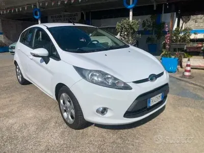 Usata Ford Fiesta Titanium 68 CV (50 kW) 2011 Bianco Berlina