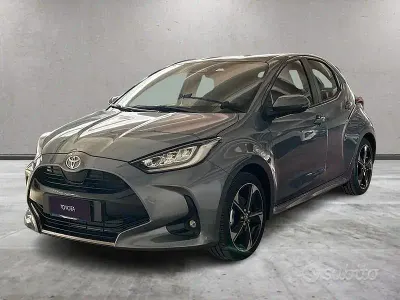 Nuova Toyota Yaris Hybrid Premium 2026 Grigio Berlina