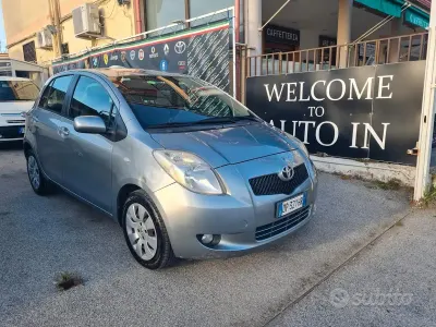 Usata Toyota Yaris 90 CV (66 kW) 2008 Grigio Utilitaria
