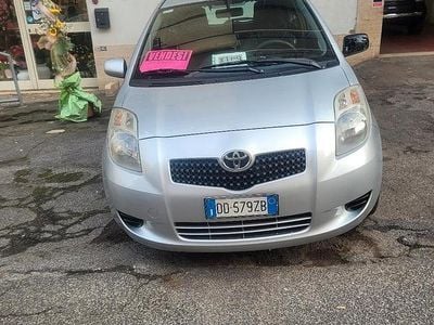 Usata Toyota Yaris 90 CV (66 kW) 2007 Grigio Utilitaria