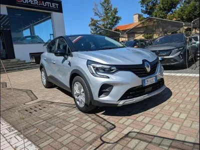 Usata Renault Captur Equilibre 100 CV (73 kW) 2023 Grigio chiaro SUV