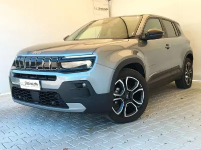 Käytetty Jeep Avenger Summit 101 HP (74 kW) 2025 Harmaa Katumaasturi