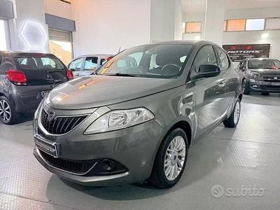 Usata Lancia Ypsilon 69 CV (50 kW) 2015 Grigio Utilitaria