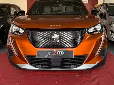 Usata Peugeot 2008 Allure 101 CV (74 kW) 2023 Arancione SUV