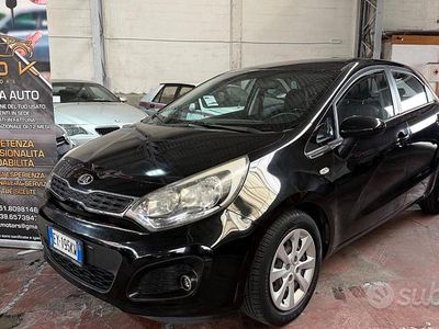 Usata Kia Rio Active 84 CV (61 kW) 2015 Grigio Berlina