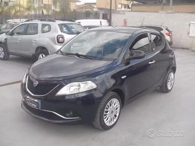 Usado Lancia Ypsilon Gold 69 CV (50 kW) 2016 Azul Utilitario