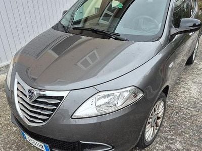 Begagnad Lancia Ypsilon Silver 69 HK (50 kW) 2015 Grå Halvkombi