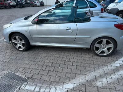 Usata Peugeot 206 CC 109 CV (80 kW) 2002 Grigio Cabrio