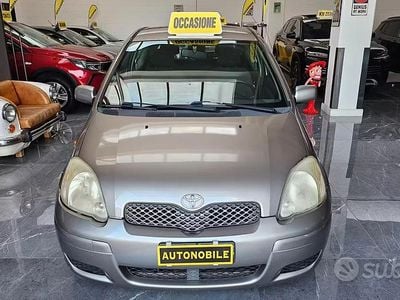 Usata Toyota Yaris 65 CV (47 kW) 2004 Grigio Berlina