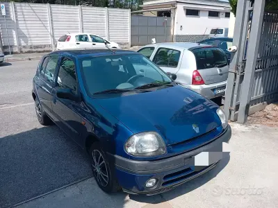 Usata Renault Clio 75 CV (55 kW) 1999 Bluazzurro Berlina