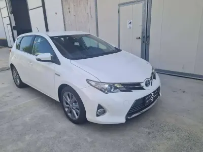 Usata Toyota Auris Hybrid Lounge 99 CV (72 kW) 2013 Bianco Berlina
